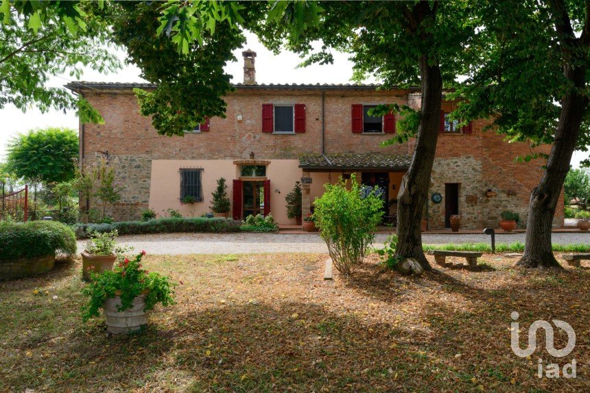 Town house 19 rooms of 484 m² in Marciano della Chiana (52047)