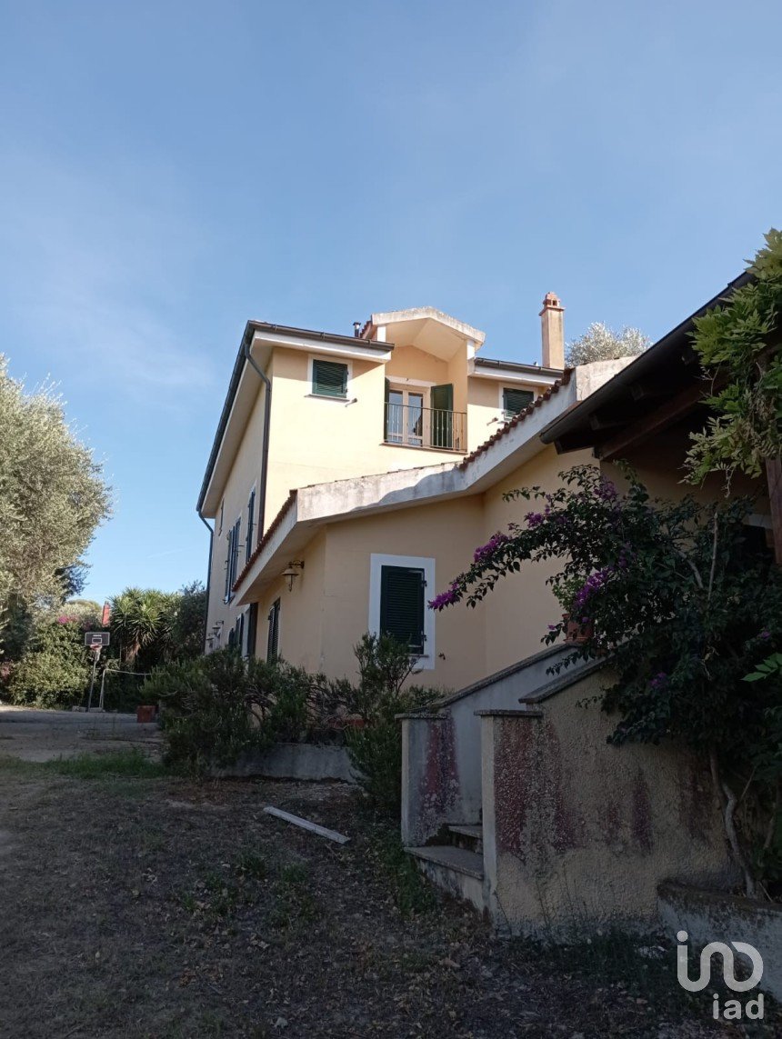 Casa indipendente 11 locali di 300 m² in Sassari (07040)