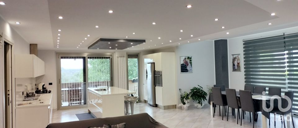 Casa indipendente 19 locali di 540 m² in Cappelle sul Tavo (65010)