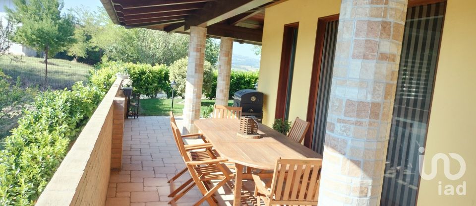 Casa indipendente 19 locali di 540 m² in Cappelle sul Tavo (65010)