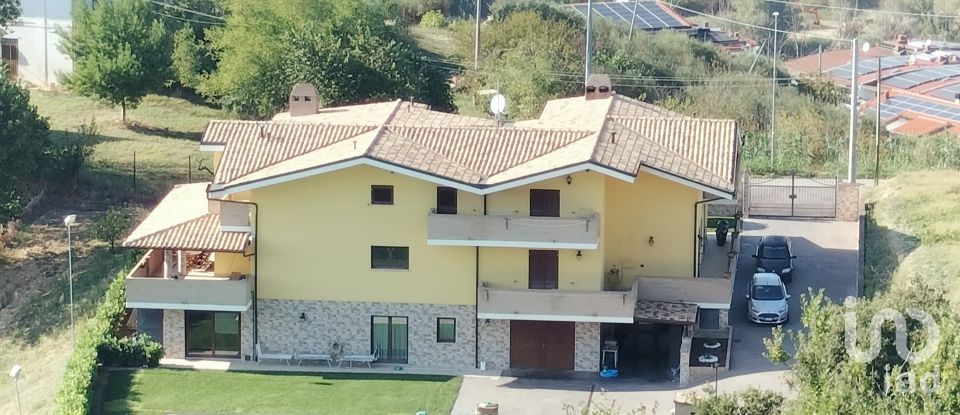 Casa indipendente 19 locali di 540 m² in Cappelle sul Tavo (65010)