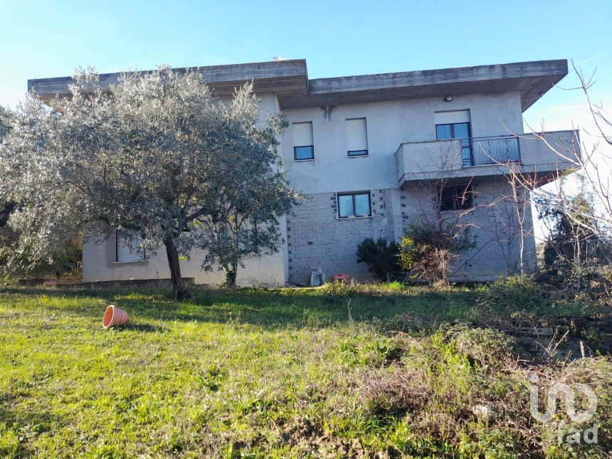 Villa Bifamiliare 13 locali di 380 m² in Roseto degli Abruzzi (64026)
