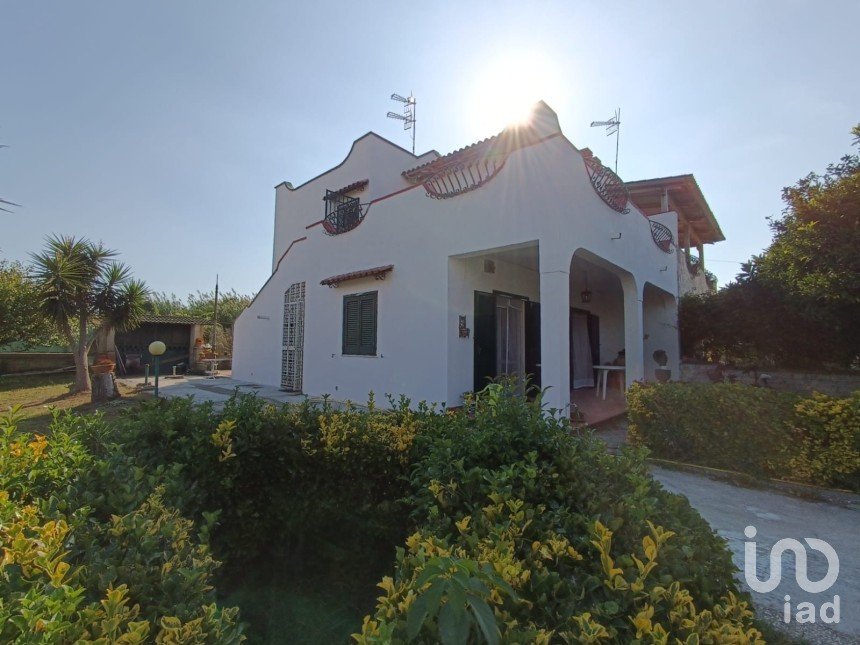 Casa indipendente 4 locali di 106 m² in Castel Volturno (81030)