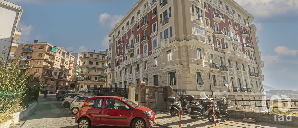 Hotel 10 rooms of 211 m² in Genova (16122)