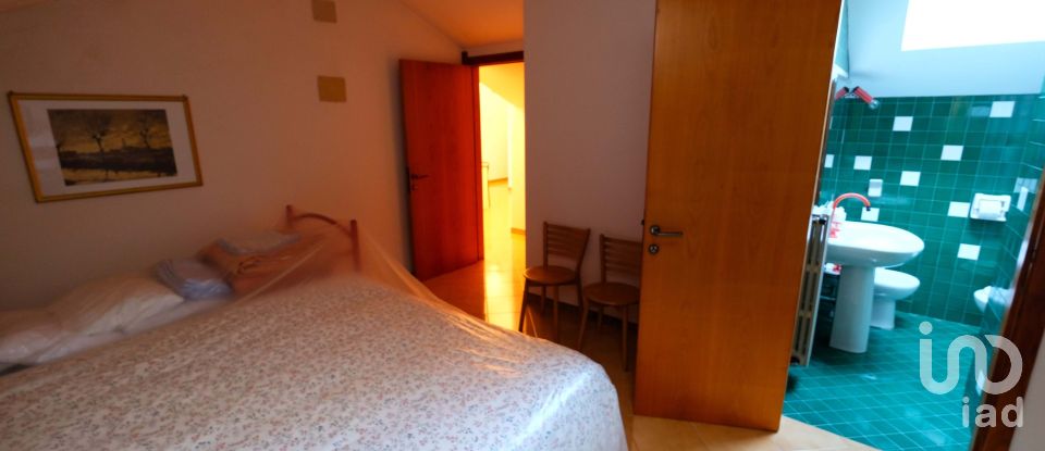 Hotel 10 rooms of 152 m² in Castelleone di Suasa (60010)
