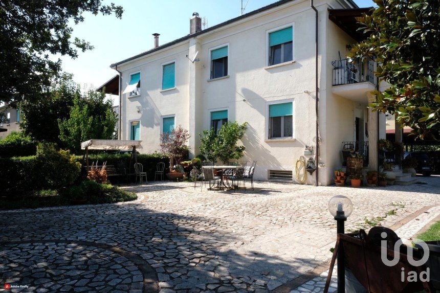 Villa Bifamiliare 6 locali di 190 m² in Terni (05100)