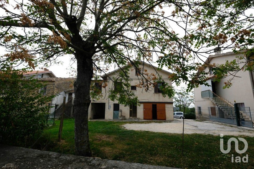 Lodge 13 rooms of 220 m² in Serra San Quirico (60048)