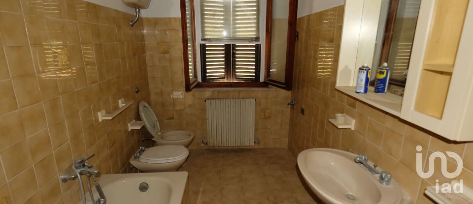 Lodge 13 rooms of 220 m² in Serra San Quirico (60048)