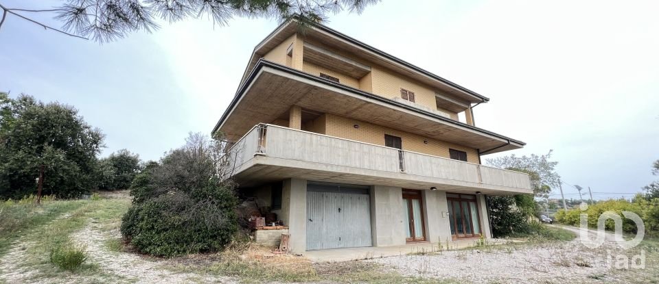 Casa indipendente 15 locali di 400 m² in Altidona (63824)