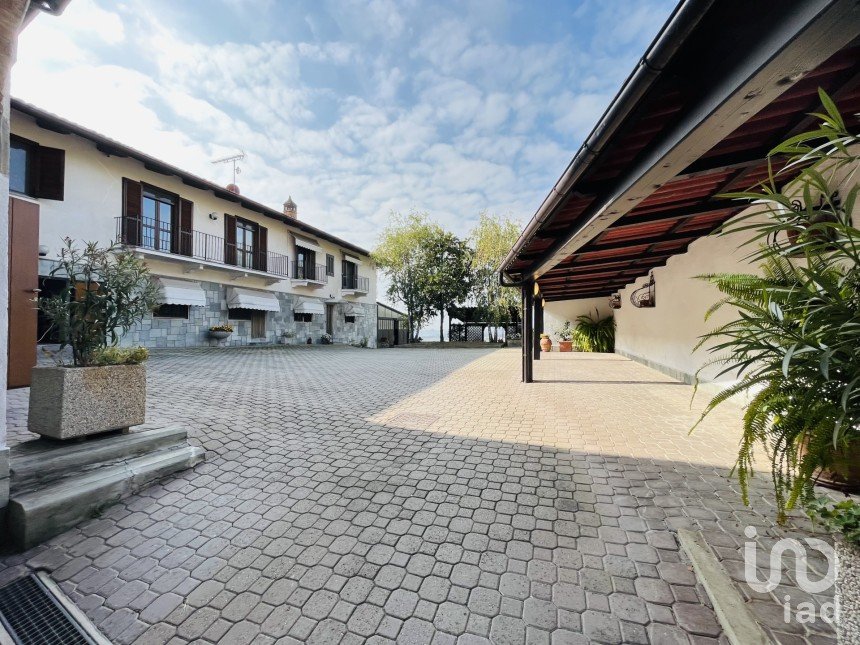 Villa Bifamiliare 10 locali di 410 m² in Robella (14020)