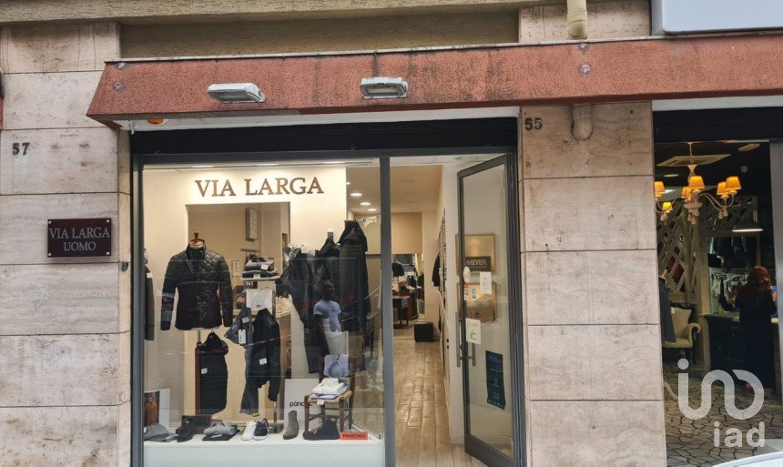 Shop / premises commercial of 60 m² in Bari (70122)