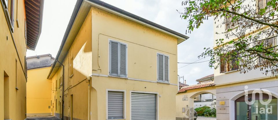 Building 4 rooms of 185 m² in Lentate sul Seveso (20823)