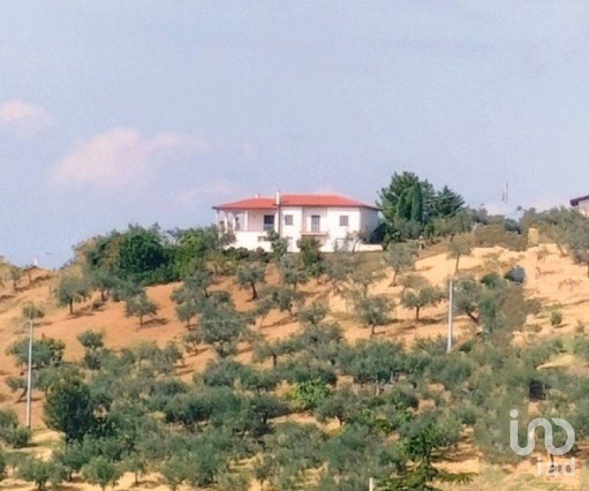 Casa indipendente 12 locali di 250 m² in Collecorvino (65010)