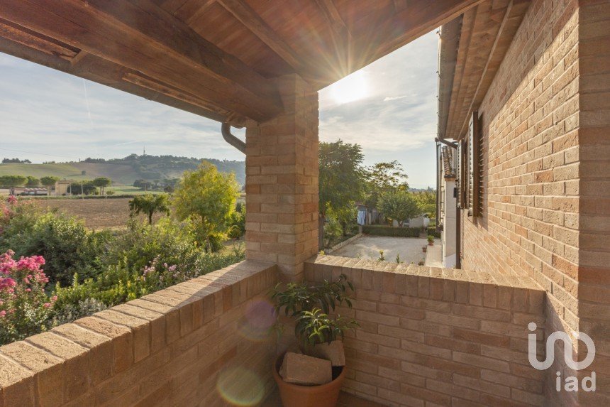 Rustico 6 locali di 214 m² in Corridonia (62014)