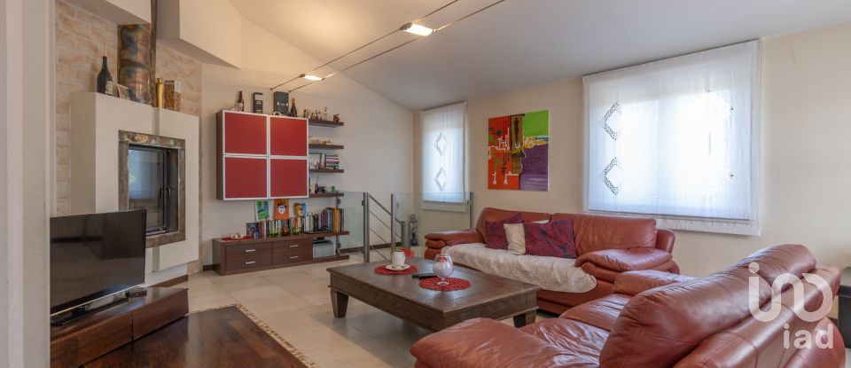 Rustico 6 locali di 214 m² in Corridonia (62014)