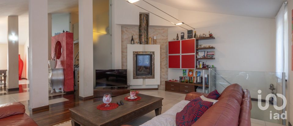 Rustico 6 locali di 214 m² in Corridonia (62014)