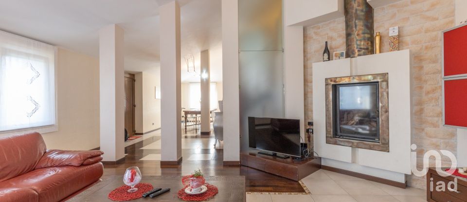 Rustico 6 locali di 214 m² in Corridonia (62014)