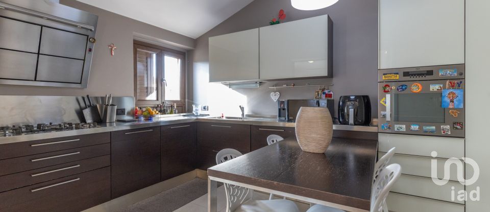 Rustico 6 locali di 214 m² in Corridonia (62014)