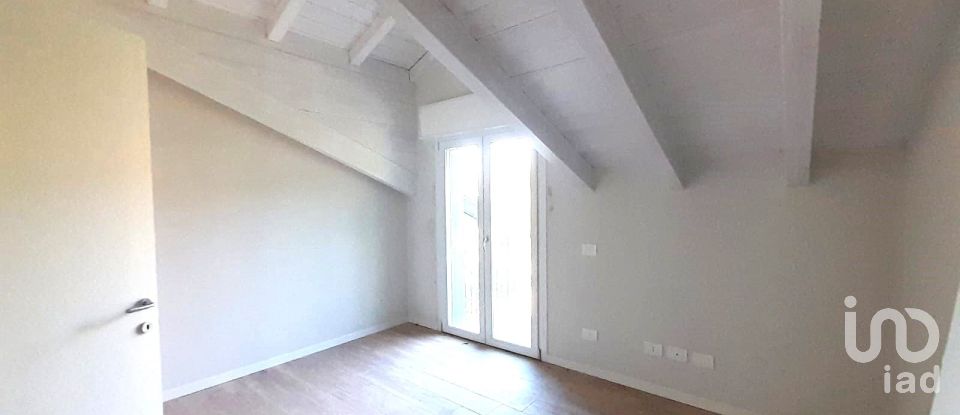 Three-room apartment of 84 m² in Oggiono (23848)