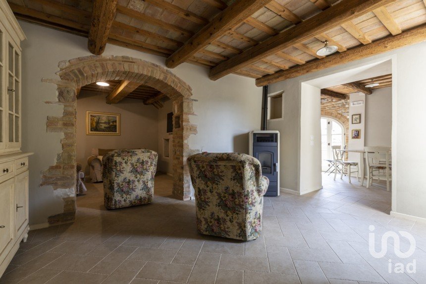 Town house 16 rooms of 363 m² in San Ginesio (62026)