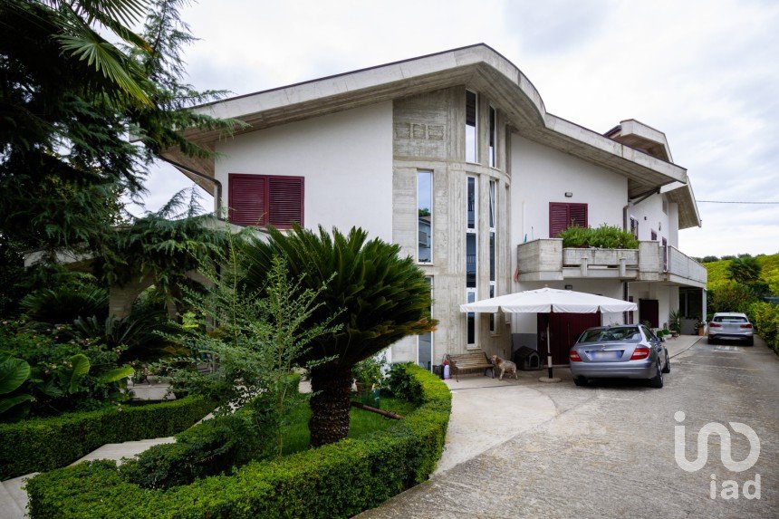Villa Bifamiliare 15 locali di 258 m² in Roseto degli Abruzzi (64026)