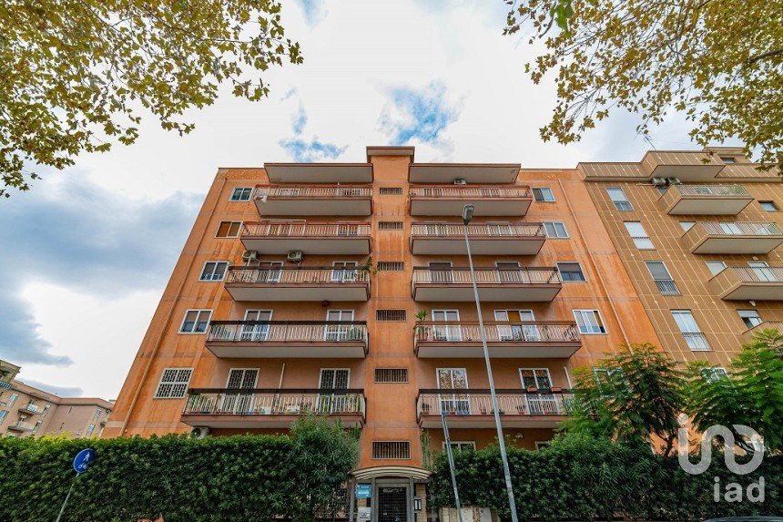 Apartment 5 rooms of 130 m² in Bari (70126)