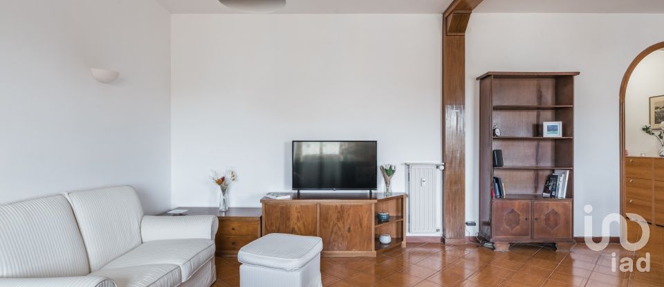 Two-room apartment of 80 m² in Roma (00139)