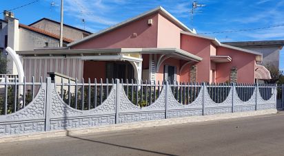 Casale 5 locali di 200 m² in Roseto degli Abruzzi (64026)