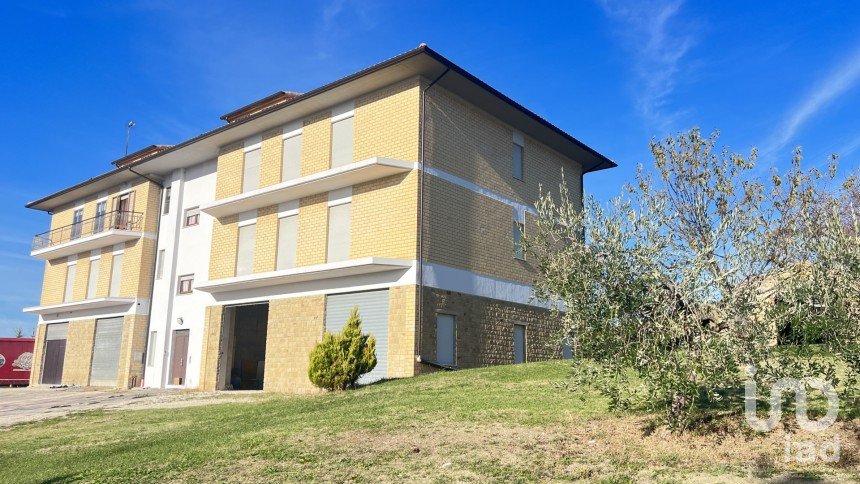 Lodge 0 rooms of 360 m² in Penna San Giovanni (62020)