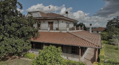 Casale 28 locali di 670 m² in Aprilia (04011)