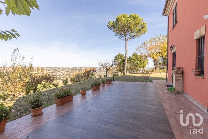 Casale 7 locali di 255 m² in Macerata (62100)