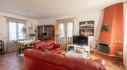 Casale 7 locali di 255 m² in Macerata (62100)