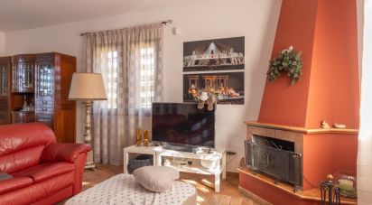 Casale 7 locali di 255 m² in Macerata (62100)