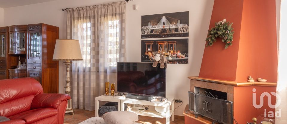 Casale 7 locali di 255 m² in Macerata (62100)