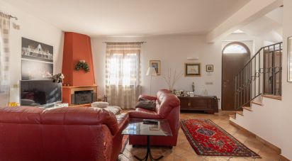 Casale 7 locali di 255 m² in Macerata (62100)