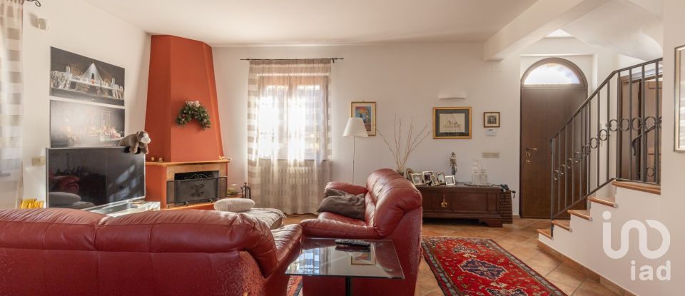 Casale 7 locali di 255 m² in Macerata (62100)