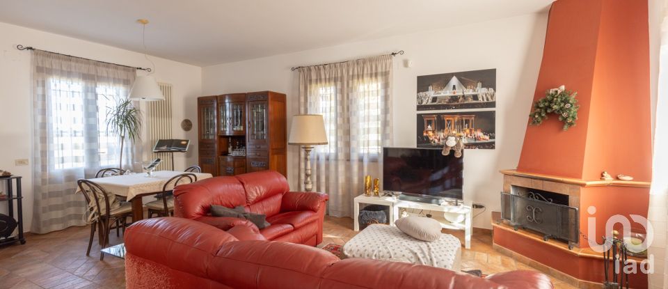 Casale 7 locali di 255 m² in Macerata (62100)