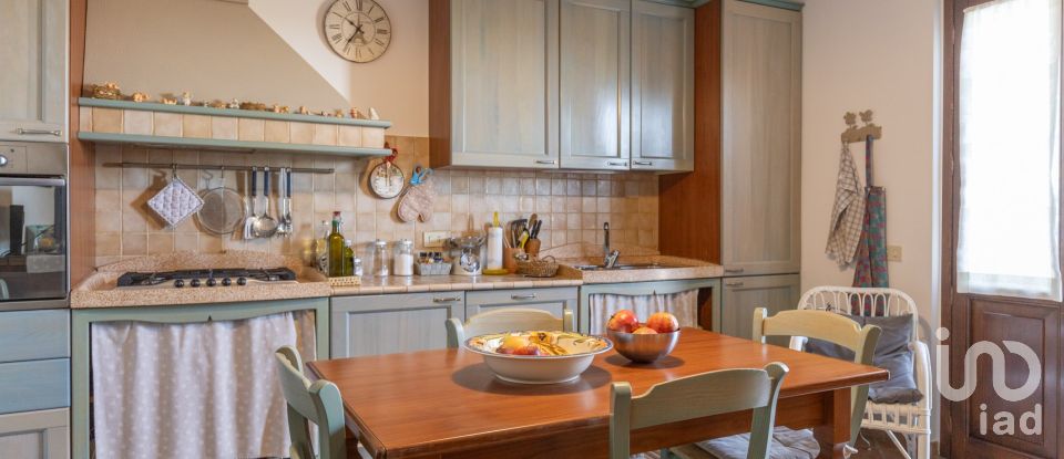 Casale 7 locali di 255 m² in Macerata (62100)