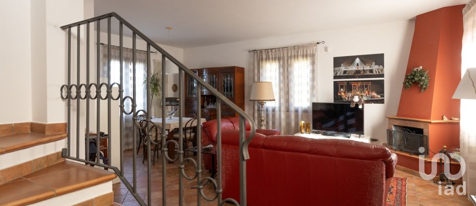 Casale 7 locali di 255 m² in Macerata (62100)