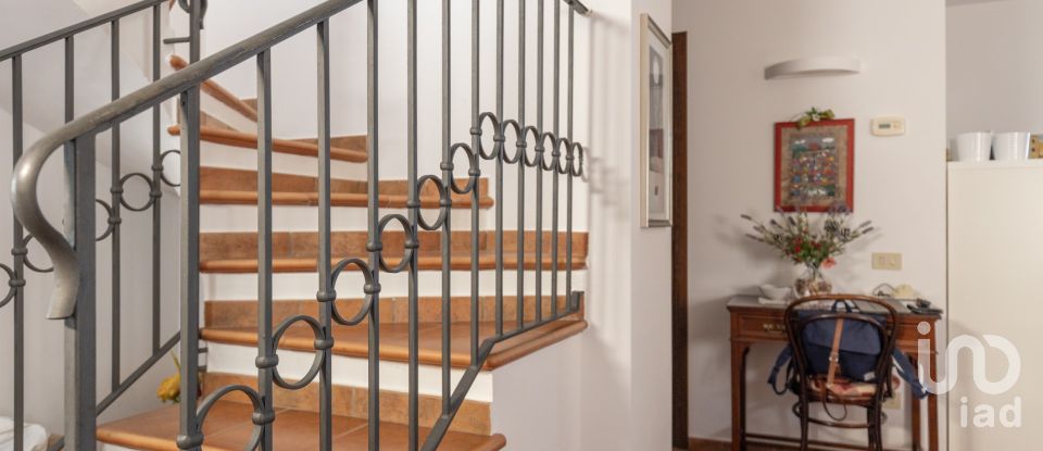 Casale 7 locali di 255 m² in Macerata (62100)