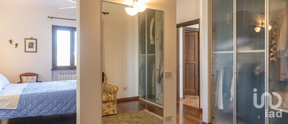 Casale 7 locali di 255 m² in Macerata (62100)