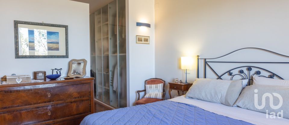 Casale 7 locali di 255 m² in Macerata (62100)