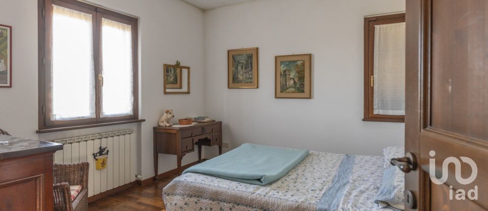 Casale 7 locali di 255 m² in Macerata (62100)