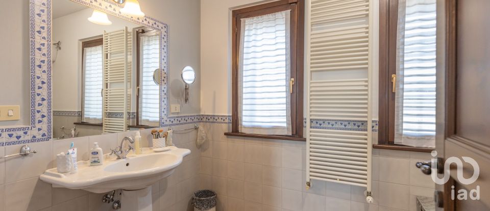 Casale 7 locali di 255 m² in Macerata (62100)