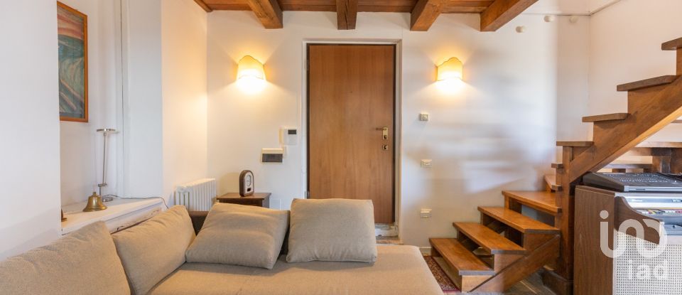 Casale 7 locali di 255 m² in Macerata (62100)