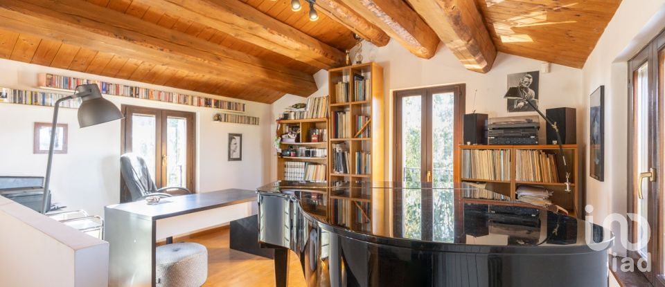 Casale 7 locali di 255 m² in Macerata (62100)