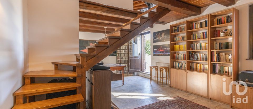 Casale 7 locali di 255 m² in Macerata (62100)