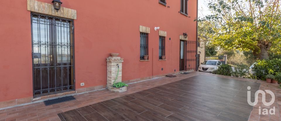 Casale 7 locali di 255 m² in Macerata (62100)