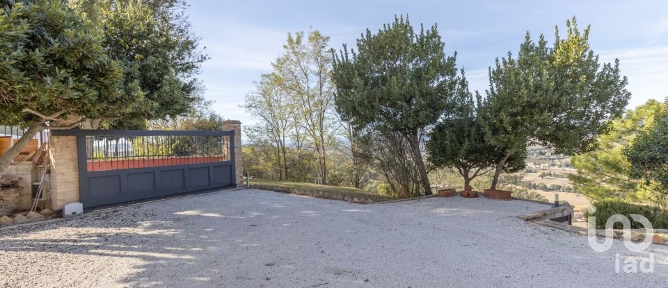 Casale 7 locali di 255 m² in Macerata (62100)