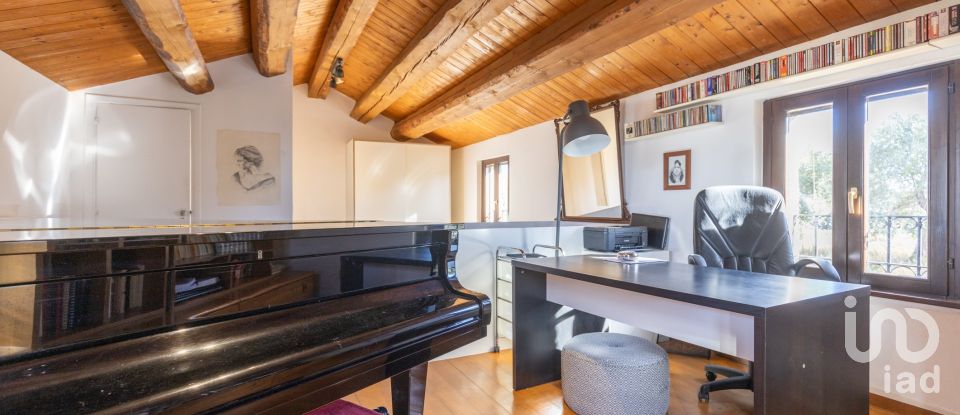 Casale 7 locali di 255 m² in Macerata (62100)